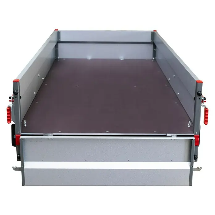 Stema Anhänger Basic 750 mit Bordwandaufsatz u. Flachplane - Nutzlast: 594 kg, Einachser, Kasteninnenmaß: 201 x 108 x 69 cm, Ungebremst - Hier ist ein detailreiches Bild eines Anhängers mit robuster Konstruktion und klaren Linien, ideal für Transportaufgaben.