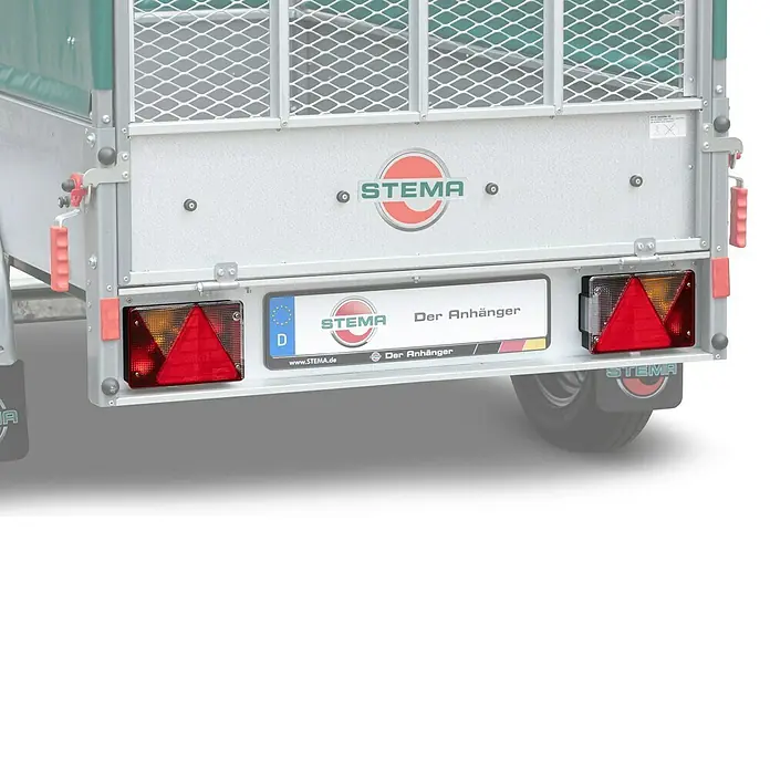Stema Anhänger Green Keeper 750 mit Hochplane - Nutzlast: 588 kg, Einachser, Kasteninnenmaß: 201 x 108 x 26,5 cm, Ungebremst - Bild des Rücklichts eines STEMA Anhängers. Das Rücklicht ist rot und dreieckig, ein unverzichtbares Zubehör für die Sicherheit im Straßenverkehr.
