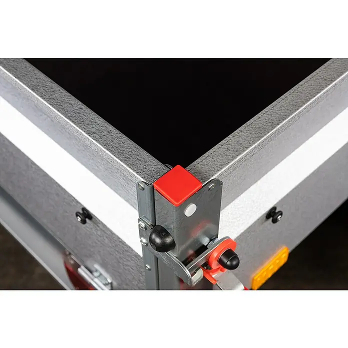 Stema Anhänger Basic 750 mit Bordwandaufsatz - Nutzlast: 601 kg, Einachser, Ungebremst - Detailansicht einer Anhängerecke mit rotem Kantenschutz, stabilen Metallverbindungen und praktischen Verschlüssen für sicheren Transport.