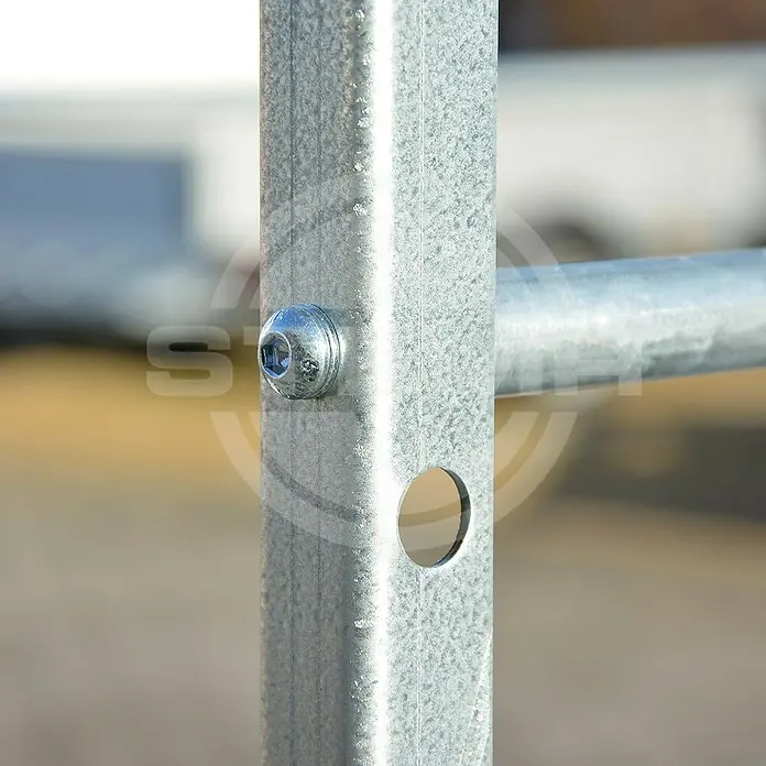 Stema Anhänger Green Keeper 750 mit Hochplane - Nutzlast: 588 kg, Einachser, Kasteninnenmaß: 201 x 108 x 26,5 cm, Ungebremst - Detailaufnahme einer verzinkten Stahlkonstruktion mit Schraube und Bohrung.