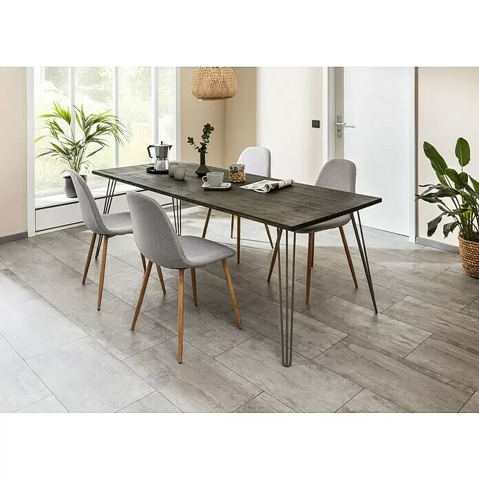 Exclusivholz Tischplatte Esche Wien - Esche, 200 x 80 x 2,6 cm - Dunkler Holztisch mit Haarnadelbeinen und vier grauen Stoffstühlen mit Holzbeinen in einem Esszimmer.