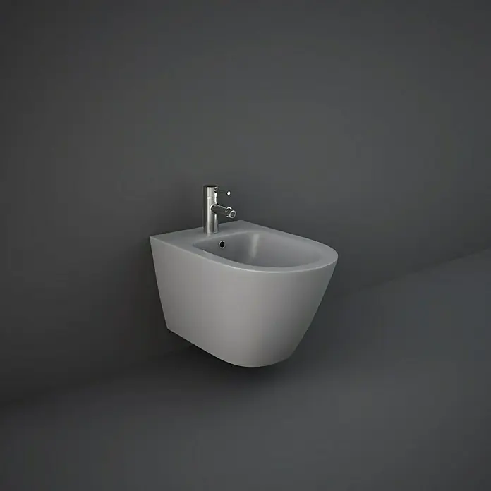 RAK Ceramics Feeling Wand-Bidet - 36 x 52 cm, Grau, Keramik, Ohne Spezialglasur - Das Bild zeigt ein modernes, graues Wandbidet mit einem Chrom-Wasserhahn vor einem dunklen Hintergrund. Das Bidet ist das Hauptmerkmal des Bildes.