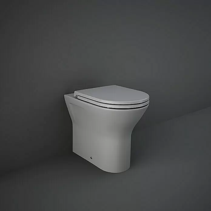 RAK Ceramics Feeling Stand-WC - Spülrandlos, Ohne Spezialglasur, Spülform: Tief, WC Abgang: Waagerecht, Grau - Weißes, wandbündiges Keramik-WC mit geschlossenem Sitz.