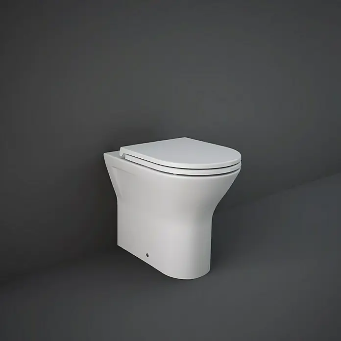 RAK Ceramics Feeling Stand-WC - Spülrandlos, Ohne Spezialglasur, Spülform: Tief, WC Abgang: Waagerecht, Weiß - Dieses Bild zeigt eine moderne, weiße Standtoilette mit einem schlanken Design, die für ein stilvolles Badezimmerambiente sorgt.