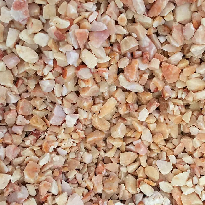 BHS Zaragoza Gravilla triturada - Grano: 9 mm - 12 mm, 20 kg, Rosa - Primer plano de grava decorativa beige y naranja. Ideal para senderos de jardín o como elementos decorativos.