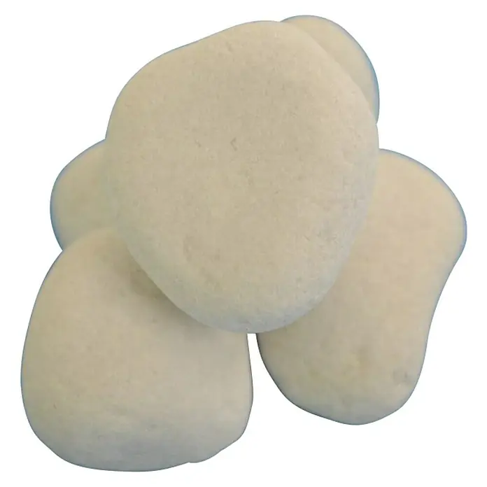 BHS Málaga Guijarro - Grano: 40 mm - 60 mm, Blanco, 1.000 kg - Una pila de piedras de río blancas, ideales para la decoración o la jardinería, presentadas sobre un fondo negro.