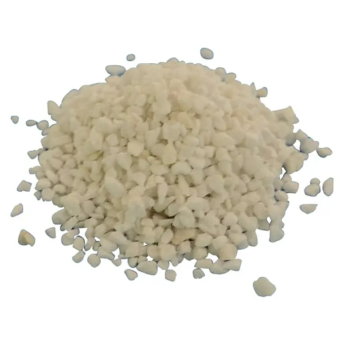 BHS Málaga Gravilla Dolomita - Grano: 3 mm - 6 mm, 25 kg - Primer plano de un montón de fragmentos de roca de perlita. La perlita es un material versátil utilizado para horticultura y construcción.