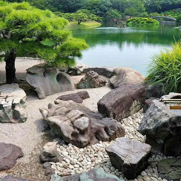 Siena Garden Gartenvlies Premium - 10 x 1,2 m - Japanischer Garten mit kunstvoll angeordneten Felsen und einem ruhigen Teich, der eine friedliche und harmonische Atmosphäre schafft.