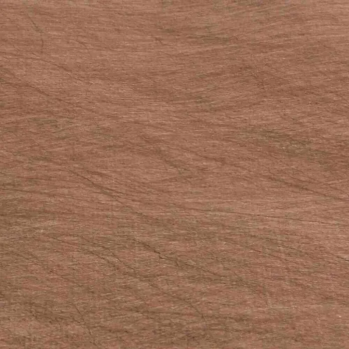 Siena Garden Gartenvlies Premium - 10 x 1,2 m - Nahaufnahme einer Textur mit feinen, horizontalen Linien und einer warmen, rötlich-braunen Farbgebung.