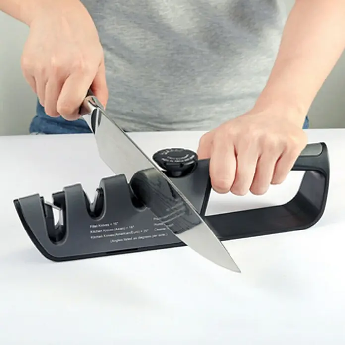 Afilador Premium - Específico para: Tijeras, cuchillos y navajas - Cuchillo afilándose con un afilador para mejorar el filo. Herramienta de cocina práctica para hojas afiladas.