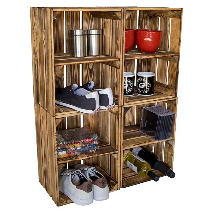 Holzkiste Bella mit Querbrett - L x B x H: 40 x 30 x 25 cm, Braun - Ein rustikales Holzregal mit verschiedenen Gegenständen wie Schuhen, Tassen und Flaschen, das eine warme und einladende Atmosphäre schafft.