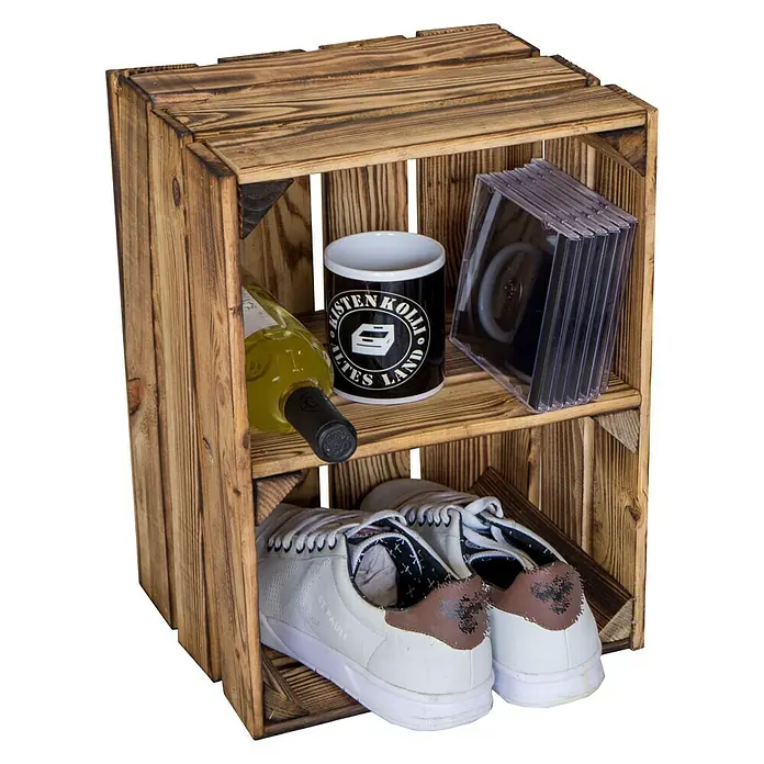 Holzkiste Bella mit Querbrett - L x B x H: 40 x 30 x 25 cm, Braun - Stilvoller Holzkasten mit Wein, Tasse, CDs und Schuhen. Die rustikale Optik macht diesen Kasten zu einem dekorativen Aufbewahrungsort für diverse Gegenstände.