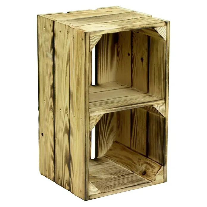 Holzkiste Hilde mit Querbrett - L x B x H: 38 x 22 x 19 cm, Braun - Das Bild zeigt eine rustikale Holzkiste mit zwei Regalfächern, ideal für stilvolle Aufbewahrung.
