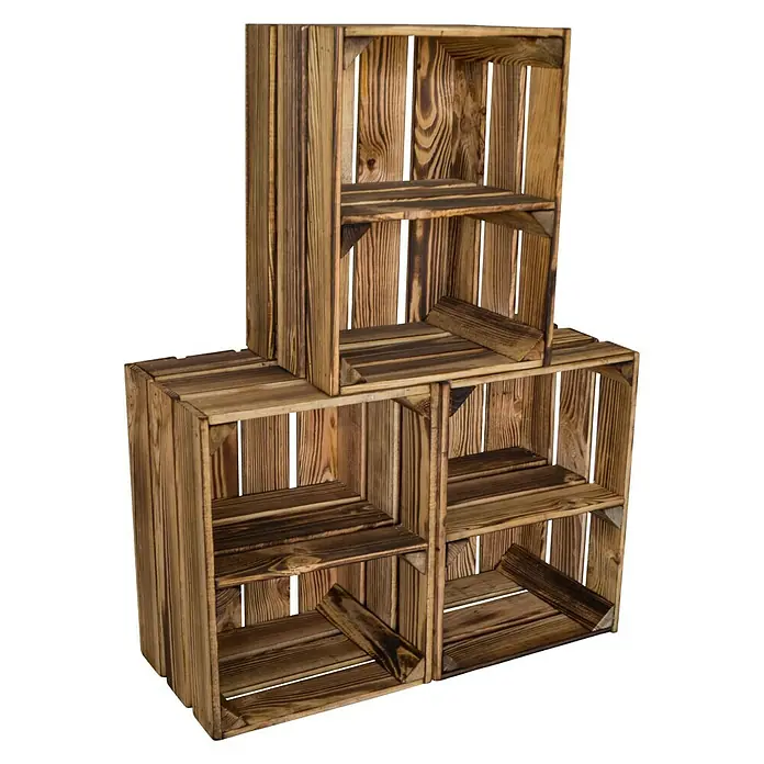 Holzkiste Bella mit Querbrett - L x B x H: 40 x 30 x 25 cm, Braun - Ein Stapel aus drei rustikalen Holzkisten, die als Regal dienen und durch ihre individuelle Maserung und Farbgebung auffallen.