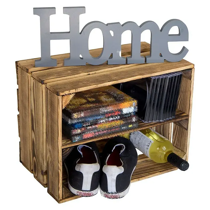 Holzkiste Bella mit Längsbrett - L x B x H: 40 x 30 x 25 cm, Braun - Regal aus Holzkiste mit CDs, Schuhen und einer Weinflasche, gekrönt von der Dekoration "Home". Praktische und dekorative Aufbewahrungslösung.