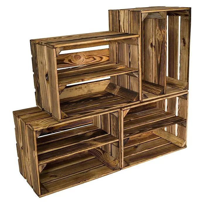 Holzkiste Bella mit Längsbrett - L x B x H: 40 x 30 x 25 cm, Braun - Das Bild zeigt ein Stapel von rustikalen Holzkisten, die vielseitige Aufbewahrungslösungen oder dekorative Regale bieten.