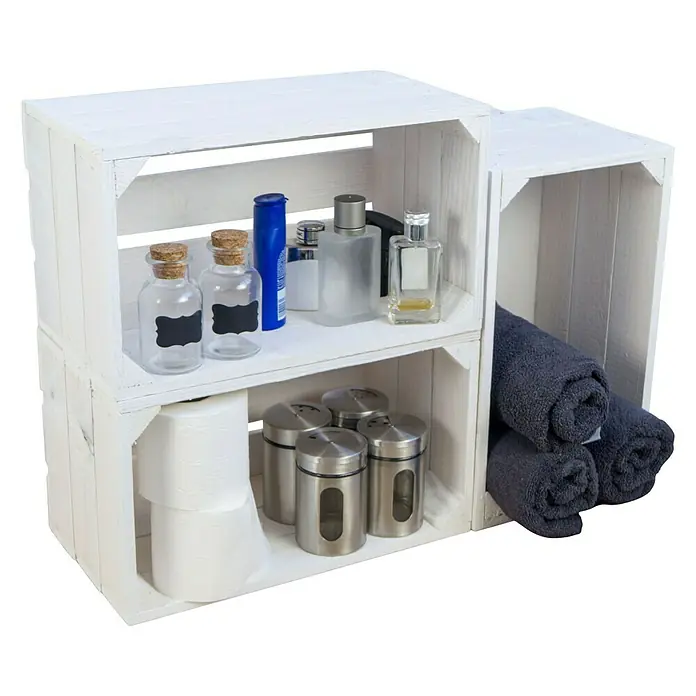 Holzkiste Hilde - L x B x H: 38 x 22 x 19 cm, Weiß - Bild eines weißen Regals mit verschiedenen Gegenständen wie Parfüm, Handtüchern und Toilettenpapier.