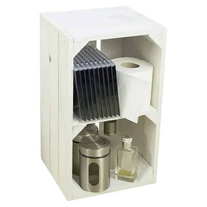 Holzkiste Hilde mit Querbrett - L x B x H: 38 x 22 x 19 cm, Weiß - Das Bild zeigt ein weißes Holzregal mit CDs, einer Toilettenpapierrolle und verschiedenen Behältern. Vielseitig und praktisch für die Aufbewahrung.