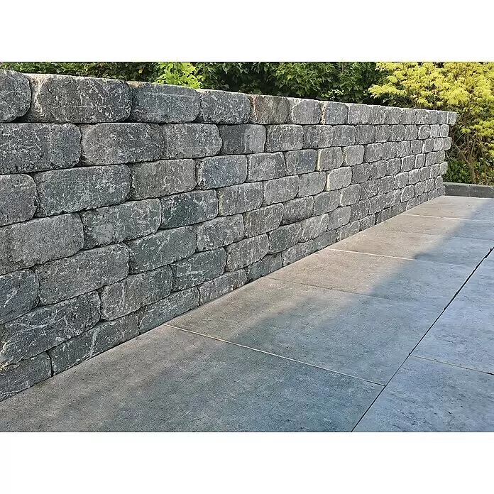Diephaus Mauerstein Austin - 30 x 20 x 10 cm, Muschelkalk, Beton - Graue, grobstrukturierte Stützmauersteine in einer Garten- oder Terrassenumgebung.