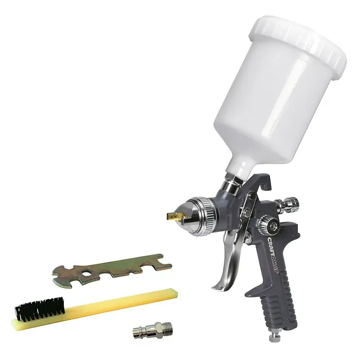 Craftomat Kit Line Farbspritzpistole - Betriebsdruck: 3 bar - 4 bar, Luftverbrauch: 180 l/min, Fassungsvermögen Farbsprühpistole: 0,6 l - Detaillierte Aufnahme einer Farbspritzpistole mit Zubehör vor schwarzem Hintergrund. Ideal für Heimwerkerarbeiten.