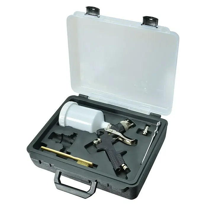 Craftomat Kit Line Farbspritzpistole - Betriebsdruck: 3 bar - 4 bar, Luftverbrauch: 180 l/min, Fassungsvermögen Farbsprühpistole: 0,6 l - Das Bild zeigt ein Farbspritzpistolen-Set in einem schwarzen Koffer, inklusive Pistole, Reinigungsbürste und Zubehör.