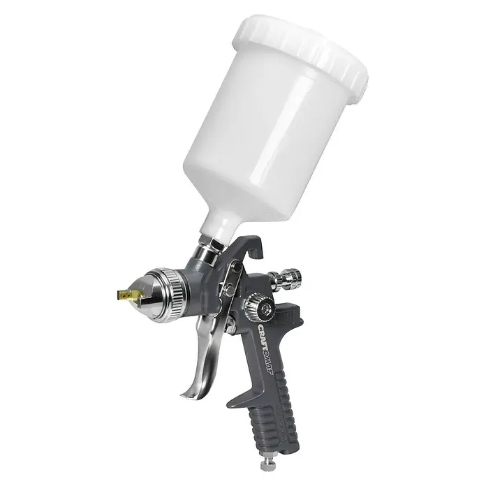 Craftomat Kit Line Farbspritzpistole - Betriebsdruck: 3 bar - 4 bar, Luftverbrauch: 180 l/min, Fassungsvermögen Farbsprühpistole: 0,6 l - Ein Detailbild einer Farbspritzpistole der Marke Craftomat mit einem weißen Behälteraufsatz, ideal für präzises Lackieren.