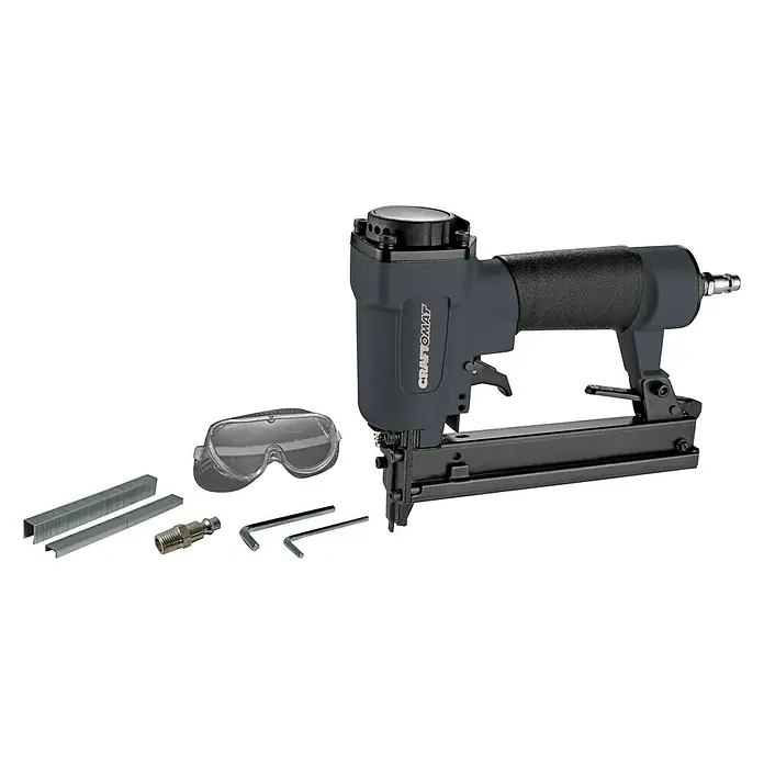 Craftomat Kit Line Druckluft-Klammergerät - Betriebsdruck: 6 bar - 7 bar, Geeignet für: Klammern von 10 - 25 mm - Bild einer Craftomat Druckluftnagelpistole mit Zubehör wie Schutzbrille und Klammern vor einem schwarzen Hintergrund.