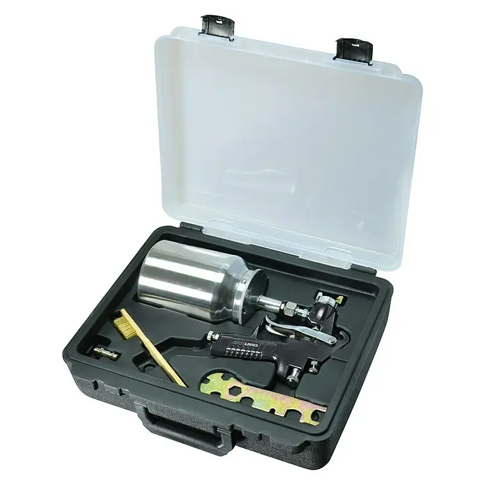 Craftomat Kit Line Farbspritzpistole - Betriebsdruck: 3 bar - 4 bar, Luftverbrauch: 180 l/min, Fassungsvermögen Farbsprühpistole: 1 l - Detaillierte Aufnahme einer Farbspritzpistole im Koffer, komplett mit Zubehör für präzise Lackierarbeiten.