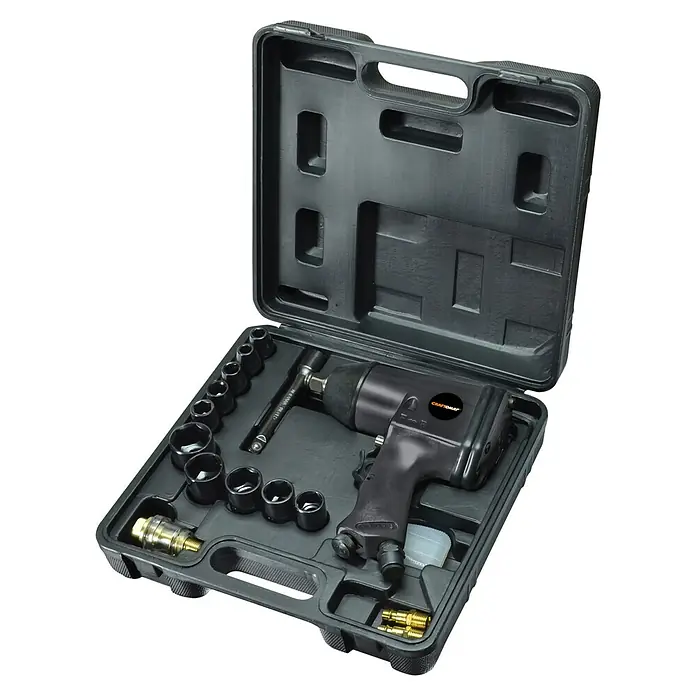Craftomat Druckluft-Schlagschrauber-Set Kit Line - Betriebsdruck: 6 bar, Luftverbrauch: 150 l/min - Ein offener schwarzer Werkzeugkasten mit einem Craftomat-Schlagschrauber-Set.