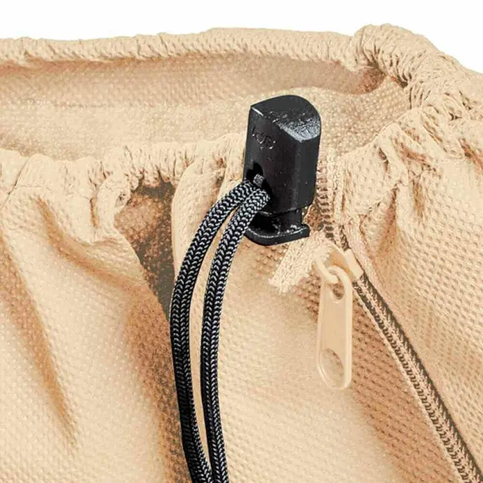Siena Garden Winterschutzhaube Jumbo - Ø x H: 2,4 x 2 m, 100 g/m² - Detailaufnahme einer beigen Stoffabdeckung mit Kordelzug und schwarzem Stopper sowie Reißverschluss.