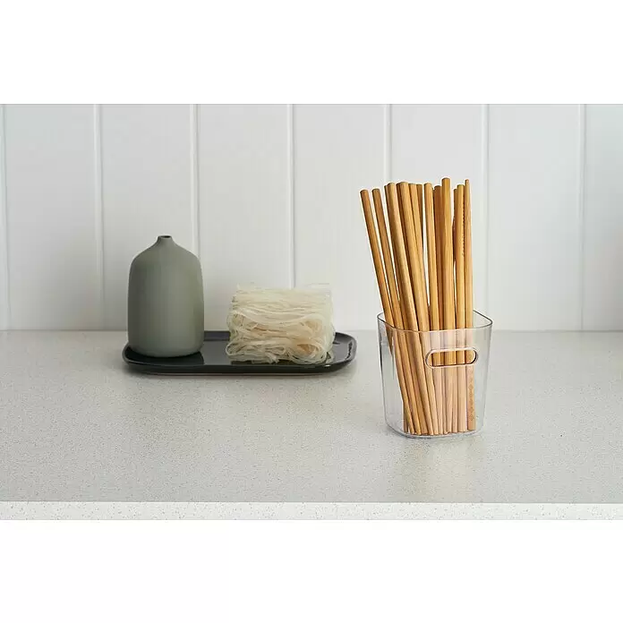 SmartStore Aufbewahrungsbox Compact - L x B x H: 9,8 x 9,4 x 10,2 cm, Kunststoff, Transparent - Essstäbchen aus Bambus in einem durchsichtigen Halter, auf einer Theke mit Reisnudeln und einer grünen Vase, bereit für eine asiatische Mahlzeit.