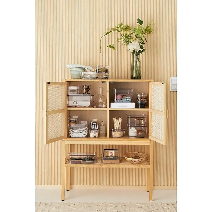 SmartStore Aufbewahrungsbox Compact - L x B x H: 9,8 x 9,4 x 10,2 cm, Kunststoff, Transparent - Ein offener Holzschrank mit durchsichtigen Aufbewahrungsbehältern, gefüllt mit verschiedenen Gegenständen, steht vor einer strukturierten Wand.