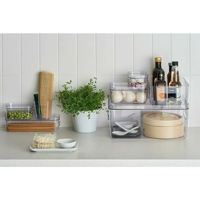 SmartStore Deckel Compact - L x B x H: 28,9 x 9,8 x 1,9 cm, Kunststoff, Transparent - Küchenaufbewahrungslösung mit transparenten Behältern für Lebensmittel wie Nudeln, Reis und Soßen auf einer Küchenarbeitsplatte.