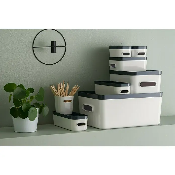 SmartStore Aufbewahrungsbox Compact - L x B x H: 9,8 x 9,4 x 10,2 cm, Kunststoff, Weiß - Eine Nahaufnahme von verschieden großen weißen Aufbewahrungsboxen mit grauen Deckeln, einem Stifthalter mit Stiften und einer Zimmerpflanze.