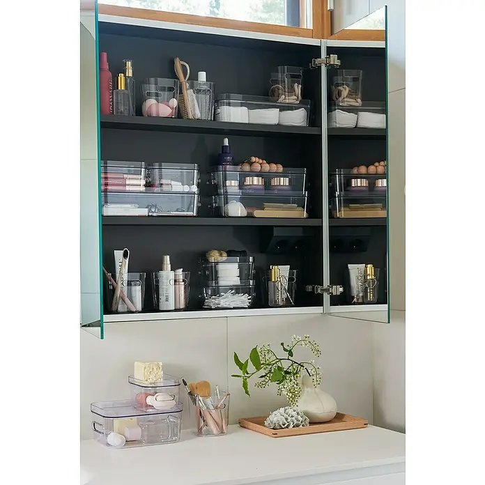SmartStore Deckel Compact - L x B x H: 28,9 x 9,8 x 1,9 cm, Kunststoff, Transparent - Ein Badezimmerschrank gefüllt mit transparenten Aufbewahrungsbehältern, die verschiedene Kosmetikartikel ordentlich präsentieren.