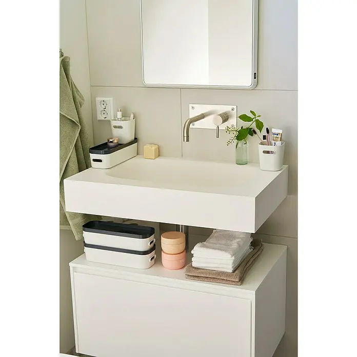 SmartStore Deckel Compact - L x B x H: 28,9 x 9,8 x 1,9 cm, Kunststoff, Schwarz - Modernes Badezimmer-Interieur mit einem schwebenden Waschbecken, ergänzt durch stilvolle Aufbewahrungsbehälter und Handtücher.