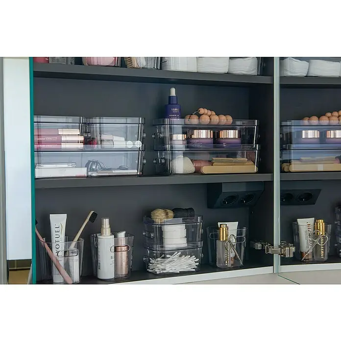 SmartStore Aufbewahrungsbox Compact - L x B x H: 29,1 x 9,4 x 6,1 cm, Kunststoff, Transparent - Ein Badezimmerschrank mit grauen Regalen und durchsichtigen Behältern, gefüllt mit verschiedenen Schönheits- und Pflegeprodukten, die ordentlich organisiert sind.