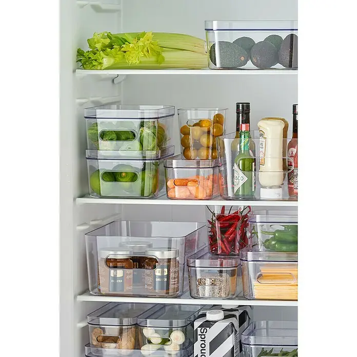 SmartStore Aufbewahrungsbox Compact - L x B x H: 29,1 x 9,4 x 6,1 cm, Kunststoff, Transparent - Kühlschrank-Interieur mit durchsichtigen Aufbewahrungsbehältern, gefüllt mit frischen Produkten für eine organisierte und effiziente Lebensmittellagerung.