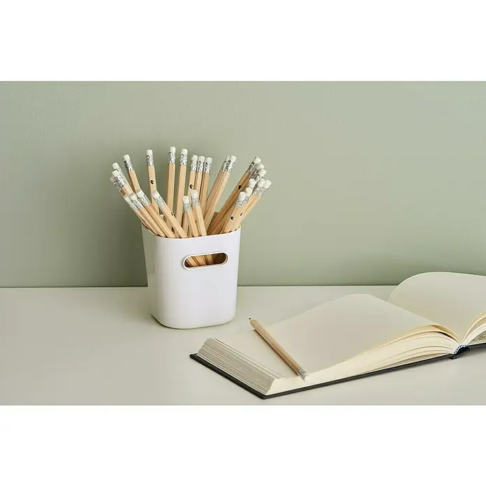 SmartStore Aufbewahrungsbox Compact - L x B x H: 9,8 x 9,4 x 10,2 cm, Kunststoff, Weiß - Ein weißer Stifthalter voller Bleistifte steht neben einem aufgeschlagenen Notizbuch auf einem Schreibtisch, was eine kreative Arbeitsumgebung schafft.