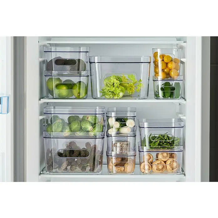 SmartStore Aufbewahrungsbox Compact - L x B x H: 29,1 x 9,4 x 6,1 cm, Kunststoff, Transparent - Kühlschrank mit transparenten Behältern, gefüllt mit verschiedenen Gemüsesorten und Avocados. Alles ist ordentlich und frisch.