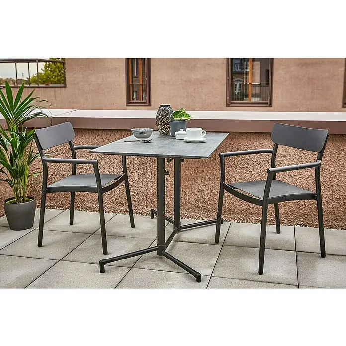 Sunfun Melina Gartentisch - L x B x H: 110 x 70 x 73 cm, Stahl, HPL, Rechteckig, Schwarz - Ein Gartentischset mit zwei Stühlen auf einer Terrasse, dekoriert mit Geschirr und Pflanzgefäßen für eine stilvolle Außenanlage.