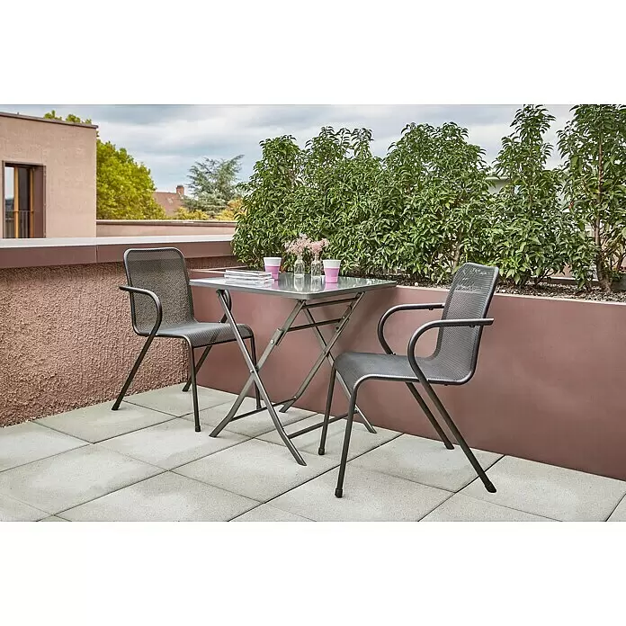Sunfun Balkonmöbel-Set Maja/Melina I - 3 -tlg., Stahl, Streckmetall, Anthrazit/Schwarz, Gartentisch klappbar - Zwei graue Gartenstühle aus Gittergewebe und ein passender Klapptisch stehen auf einem Balkon, bereit für entspannte Stunden.