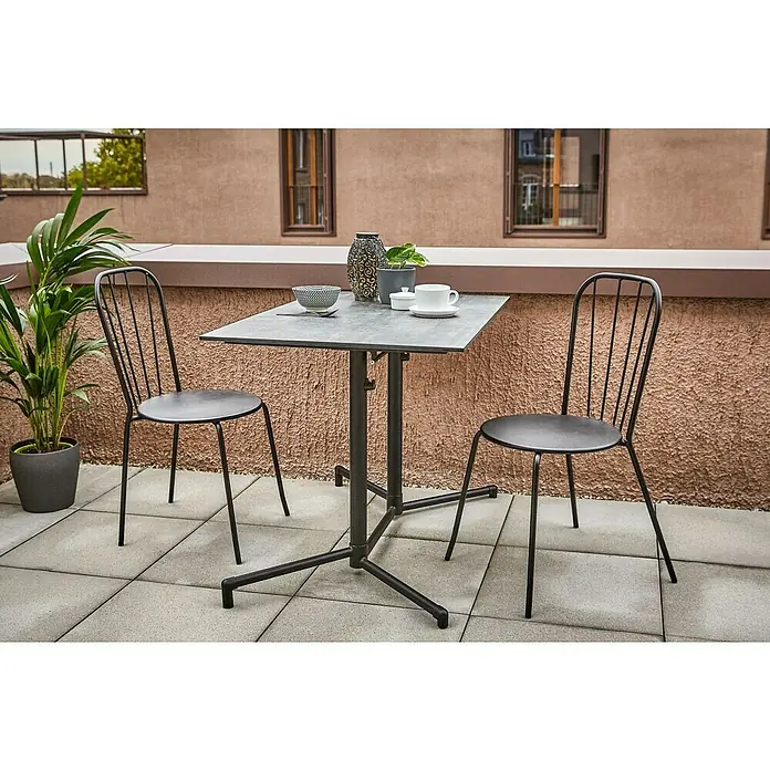 Sunfun Balkonmöbel-Set Melina II - 3 -tlg., HPL/Stahl, Schwarz, Gartentisch klappbar - Bild von einem grauen Tisch mit zwei schwarzen Stühlen und Dekorationen auf einem Balkon.