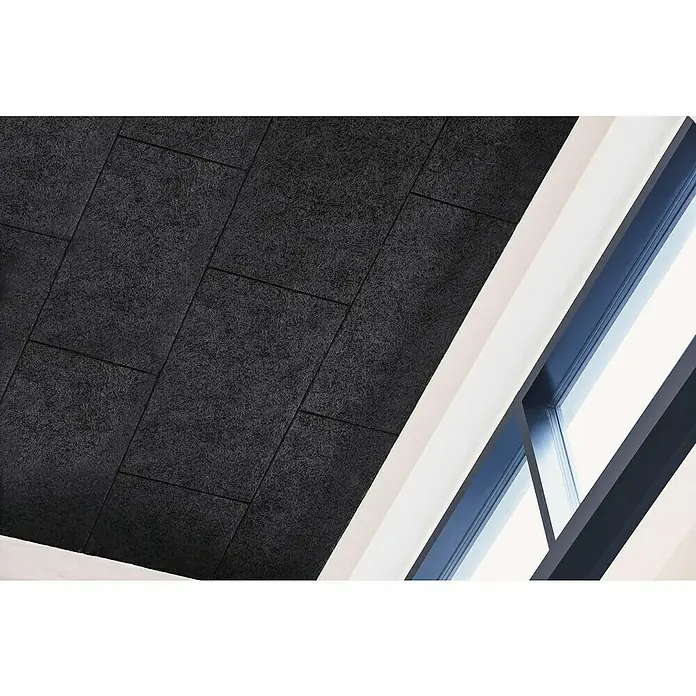FibroTech Akustikplatte Multi Fein - Fein Schwarz, 1.200 x 600 x 25 mm, 0,72 m² - Detailaufnahme einer schwarzen Akustikdecke mit sichtbaren Holzfasern, angrenzend an ein modernes Fenster.