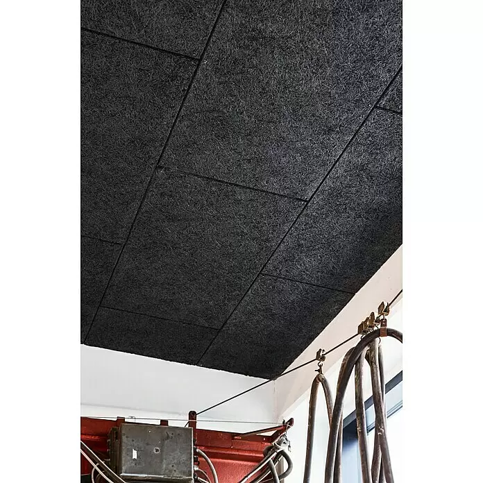 FibroTech Akustikplatte Multi Fein - Fein Schwarz, 1.200 x 600 x 25 mm, 0,72 m² - Dunkle, faserige schallabsorbierende Platten, in einem Raster an der Decke montiert.