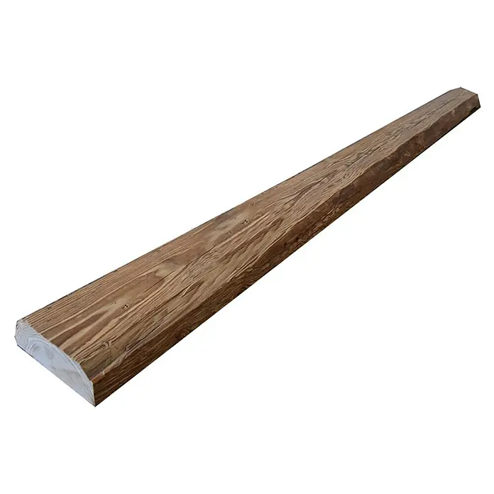 Dekobalken Altholz - Fichte/Tanne, L x S: 250 x 5 cm, Anfallende Breite: 10 cm - 16 cm - Nahaufnahme eines dekorativen Holzbalkens mit rustikaler Maserung, ideal für Innenarchitekturprojekte, vor schwarzem Hintergrund.