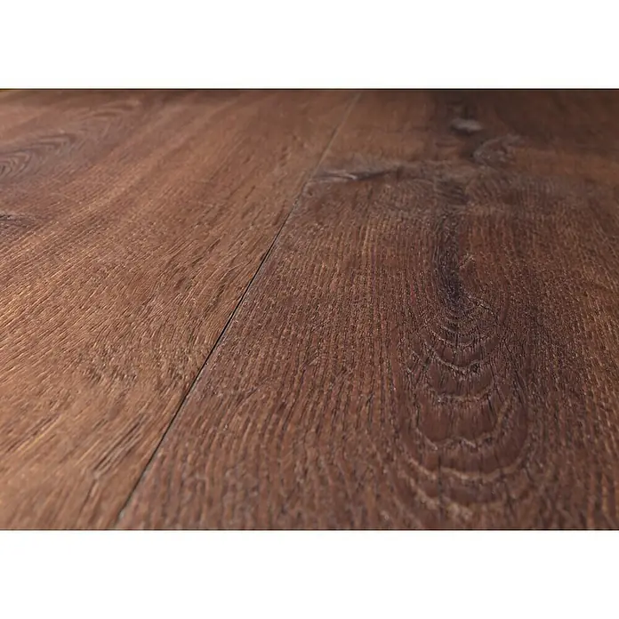 Star Clic Vinylboden More+ - Golden Oak Brown, Landhausdiele, 1.210 x 220 x 5 mm - Nahaufnahme von warmen braunen Holzböden mit ausgeprägter Maserung, die eine rustikale und gemütliche Atmosphäre vermitteln.
