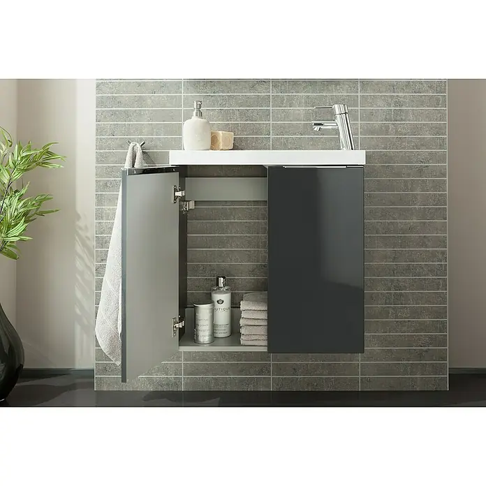 Camargue Fresh Waschtischunterschrank - 59,8 x 22,1 x 60,4 cm, Grafit - Modernes Badezimmer-Waschbecken mit offenem grauem Schrank, weißer Ablagefläche, Armatur und Pflegeprodukten auf grauen Fliesen.