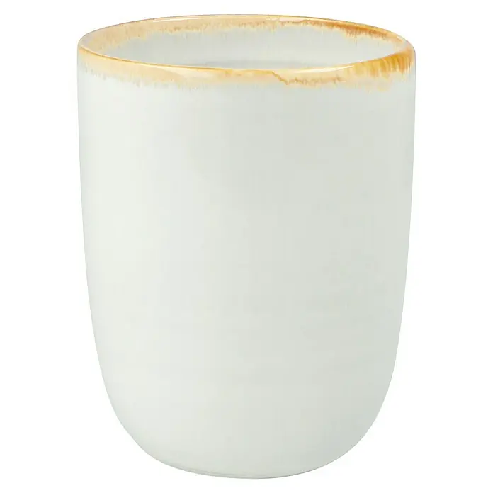 Trinkbecher TaboØ x H: 7,5 x 10 cm, Weiß, Keramik - Nahaufnahme einer eleganten, cremefarbenen Keramiktasse mit einem zarten, goldfarbenen Rand auf einem schwarzen Hintergrund.