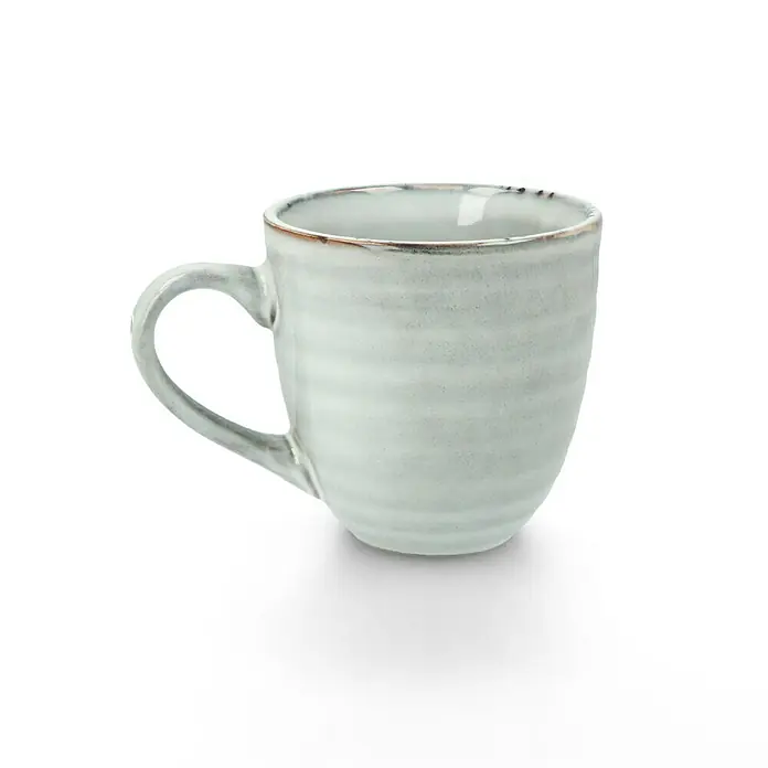 Tasse TaboØ x H: 9 x 9 cm, Grau, Keramik - Nahaufnahme einer hellgrauen Keramiktasse mit Henkel, die ein rustikales und handgefertigtes Aussehen hat. Ideal für Kaffee oder Tee.